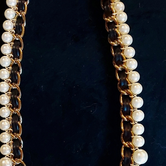 Gold tone, pearl necklace with black leather - Picture 4 of 4